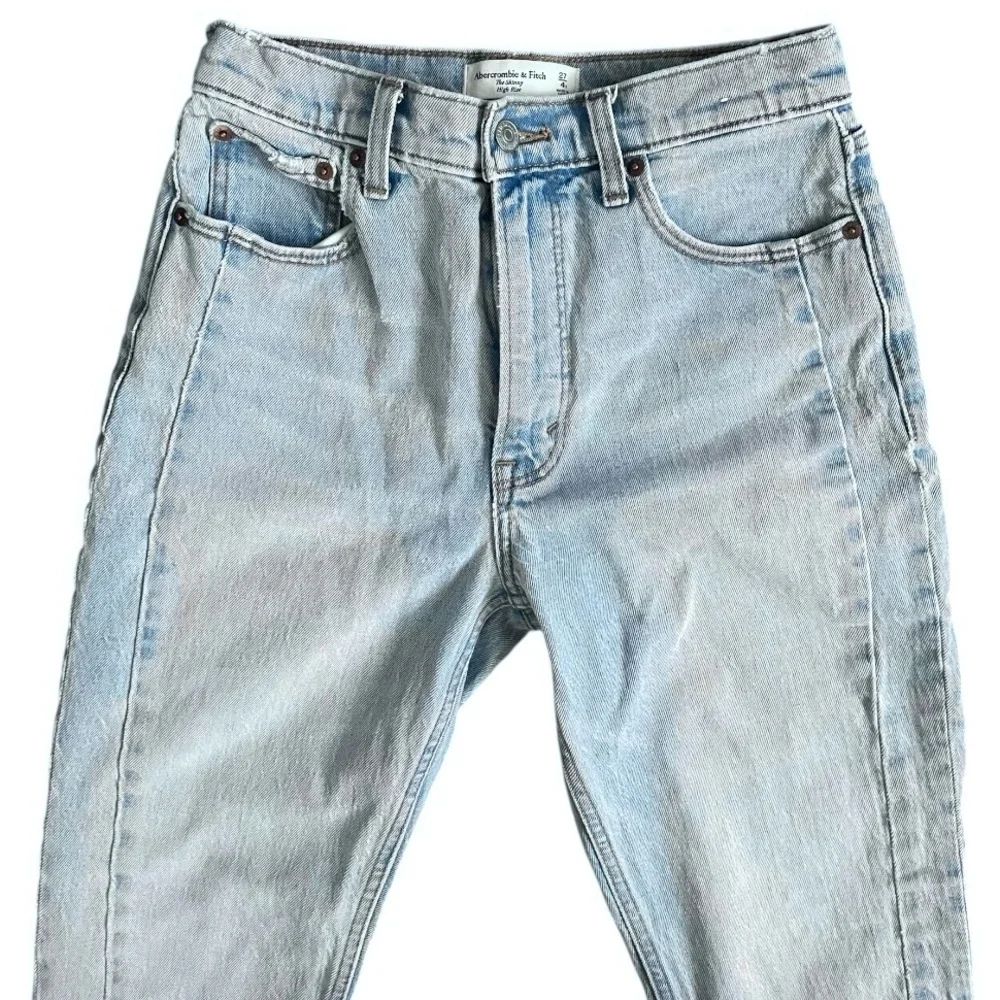 Abercrombie & Fitch The Skinny High Rise Jeans size 4 Light Wash Casual Denim